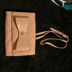 Beboy Johnson, Purse, over shoulder strap